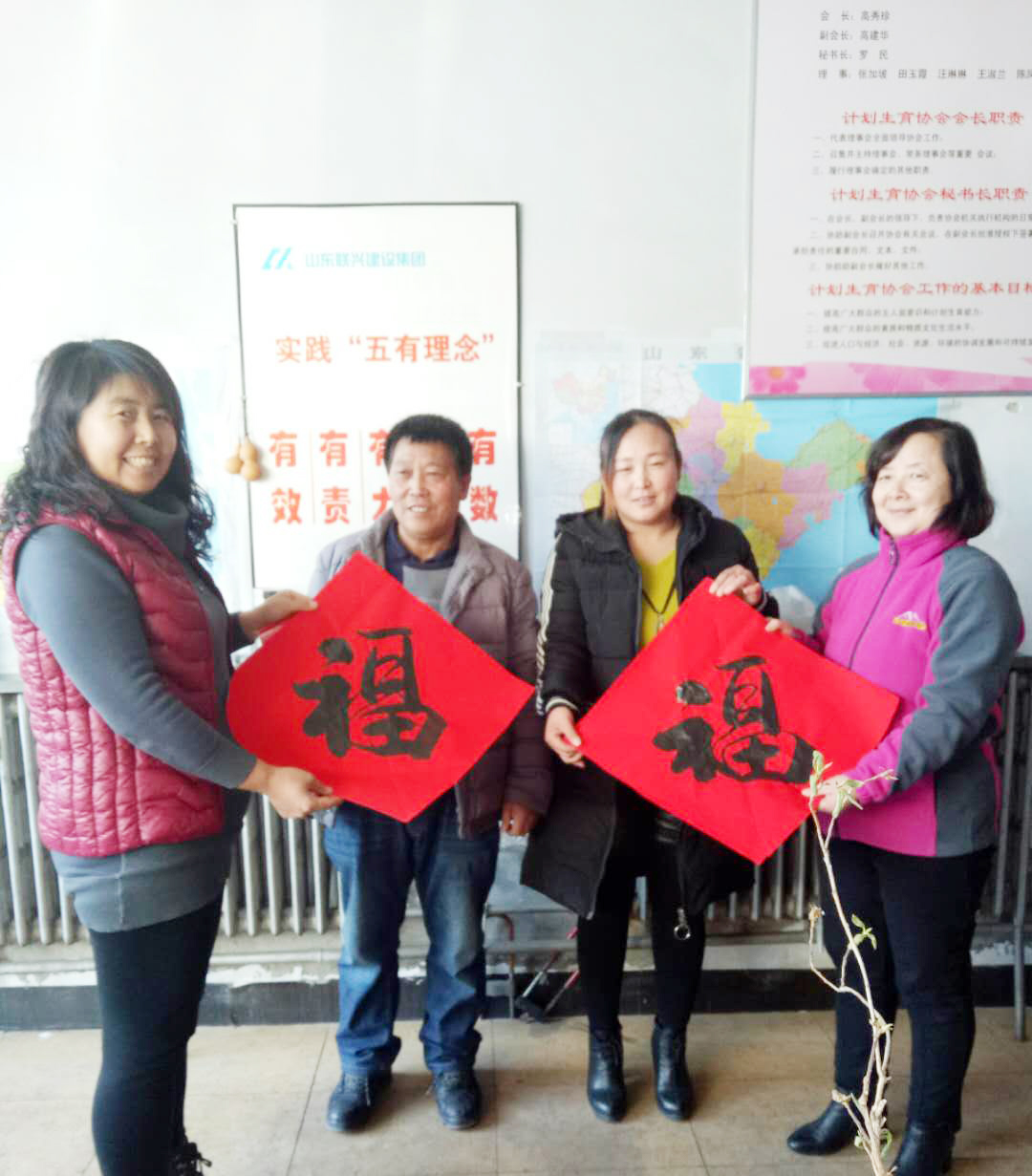市場部為商戶贈春聯(lián) 送祝福